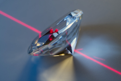 ダイヤモンド　レーザードリルホール　穴　インクルージョン　レーザー　カーボン　処理石　黒点